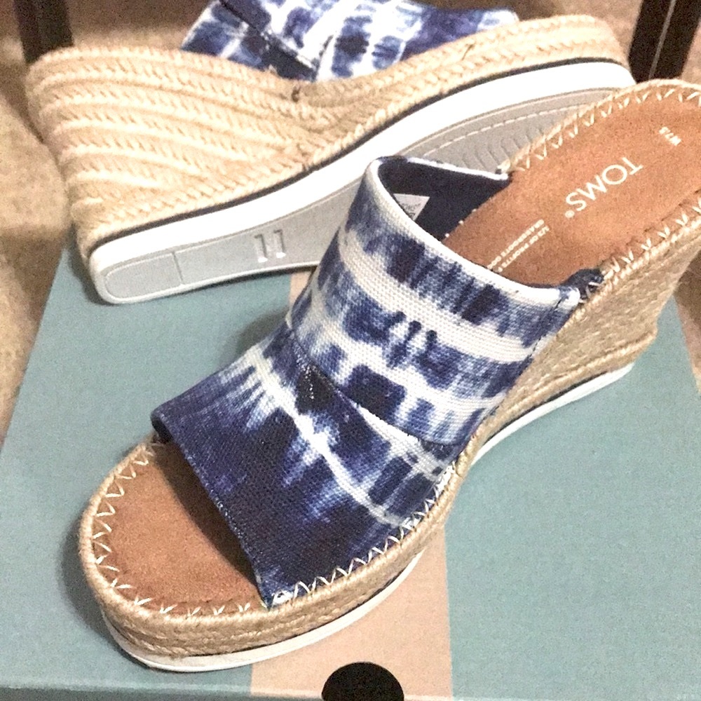 TOMS Navy and White Wedges